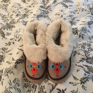 NEW Aerie furry slippers embroidered